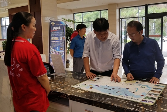 张家界 - 慈利县委副书记舒洪波慰问游客中心工作人员点赞“智慧旅游官方平台”