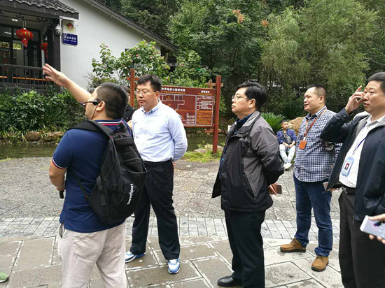 张家界门票 - 向绪杰现场调度张家界世界地质公园博物馆游客分流工作