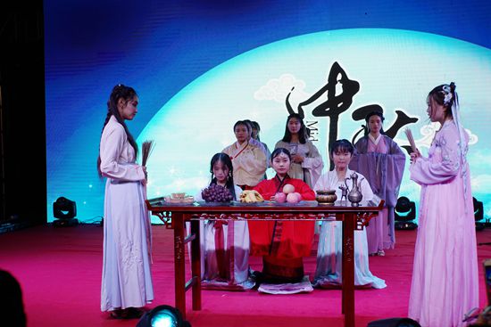 张家界旅游天气预报 - 中秋夜，武陵源溪布老街上演“汉服秀”(组图)