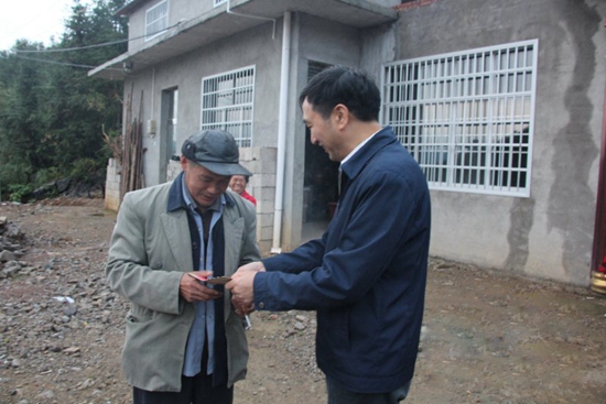 张家界 - 欧阳斌深入慈利县象市镇坼岩村走访调研