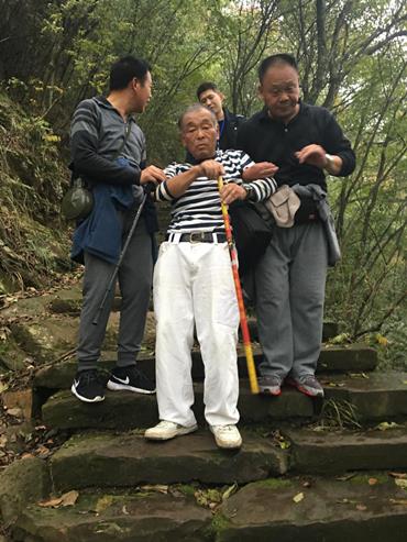 张家界三天旅游跟团 - 杨家界管委会积极救助摔伤外籍游客