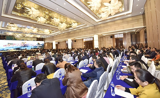 张家界旅游报价 - 虢正贵在张家界市旅游系统传达党的十九大精神时要求：以党的十九大精神为指引 找准切入点 在全域旅游基地建设中发挥好龙头作用