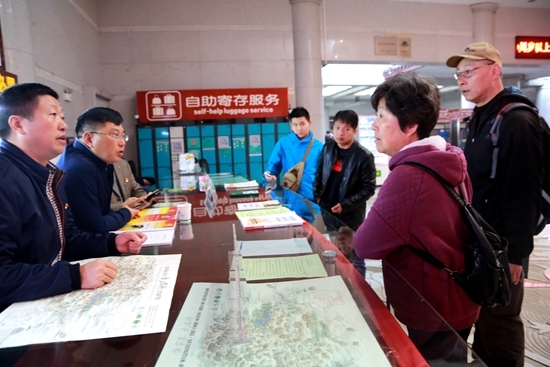 张家界旅游旺季 - 秦进廷到袁谋文党代表工作室服务游客