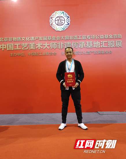 张家界旅游旺季 - 民间工艺放异彩 张家界银饰作品一体银壶获“百鹤新锐奖”