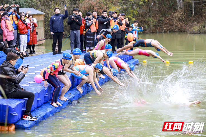张家界自助游 - 百名“泳士”挑战张家界大峡谷神泉湖