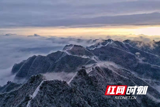 雪后的张家界武陵源天子山景区犹如浓墨重彩的山水画卷。.jpg