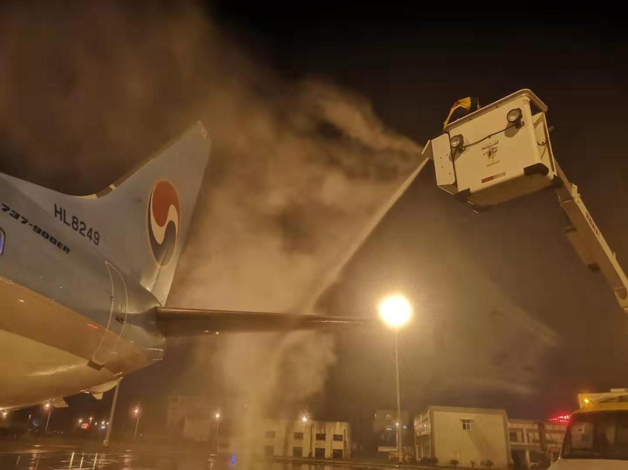 张家界旅游天气预报 - “雪姑娘”光顾 张家界机场开展2020年首次飞机除防冰