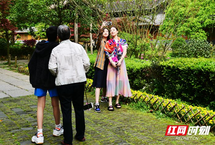 张家界自由行 - 为旅游复苏汇聚能量，羽毛球世界冠军龚睿那直播张家界黄龙洞景区