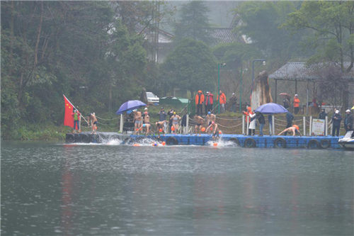 张家界旅游旺季 - 冬泳爱好者为全国性大赛预热，“体育+旅游”提质宝峰湖！