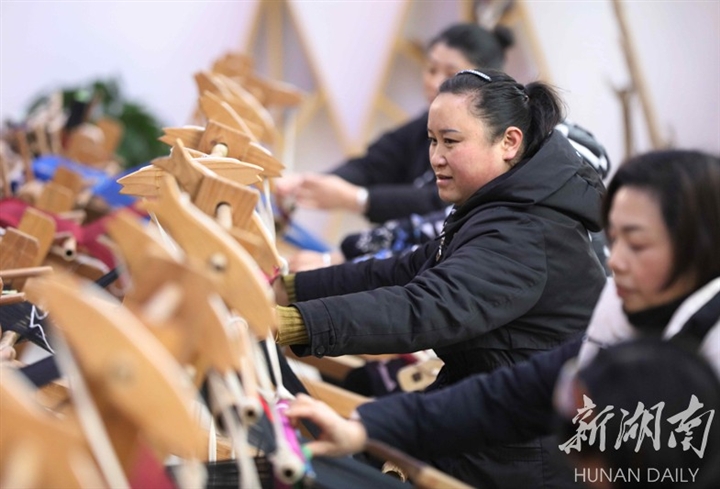 张家界旅游必看 - 张家界：赶制土家族织锦迎新年