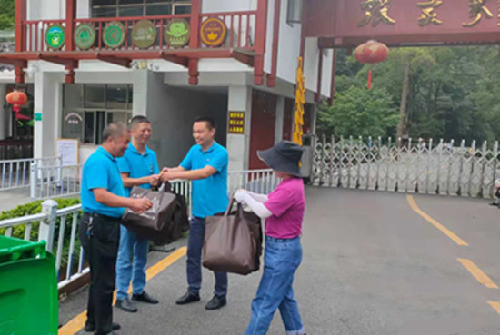 张家界门票 - 张家界国家森林公园门票站工会开展送清凉活动