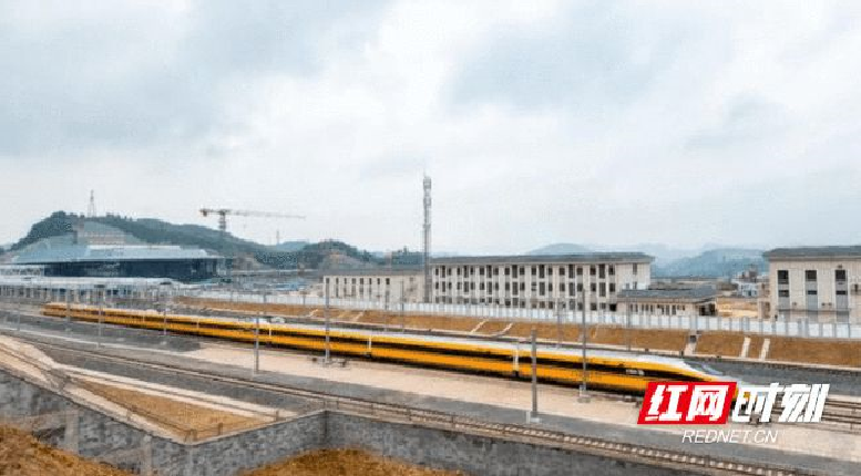 张家界旅游线路 - 张吉怀高铁首辆动车开跑测试