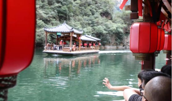 游客朋友热情地大喊“哟喂”向对面画舫的朋友打招呼