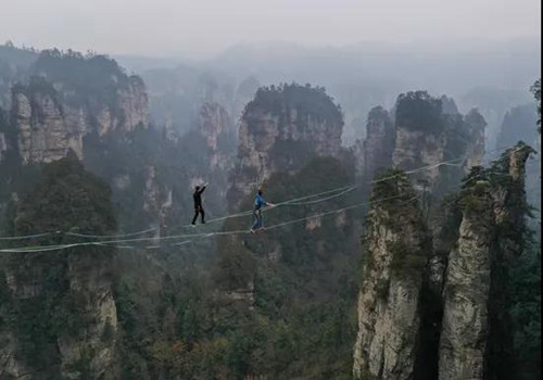 张家界旅游攻略指南 - 10月31日，黄石寨高山之巅将上演扁带高手对决！