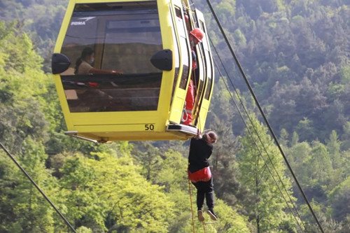 张家界自助游 - 杨家界索道开展高空应急救援联合演练