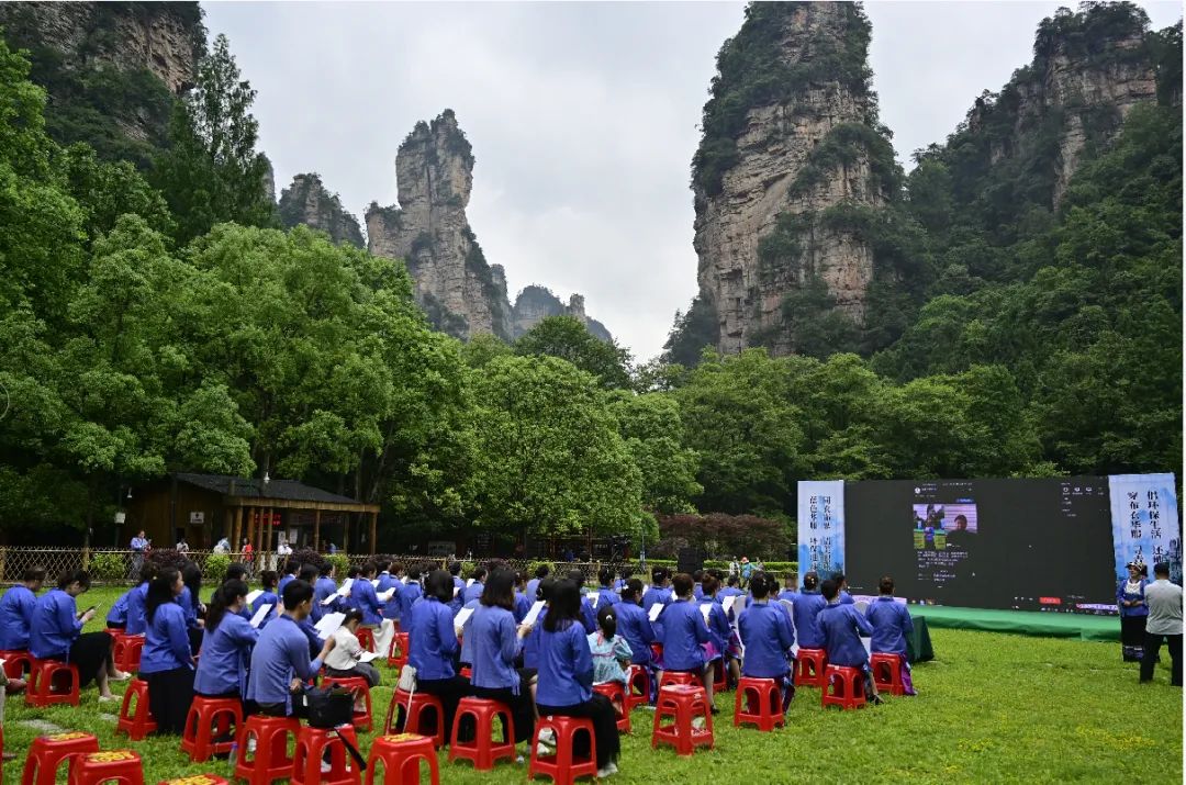 张家界旅游必看 - 倡导穿蓝色布衣华服环保地球艺术运动在张家界举行