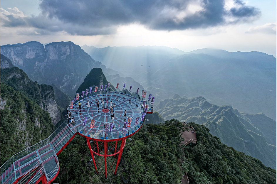 张家界旅游路线 - 大自然做背景  观景台变T台 20余佳丽在张家界七星山角逐“世界旅游大使”晋级名额